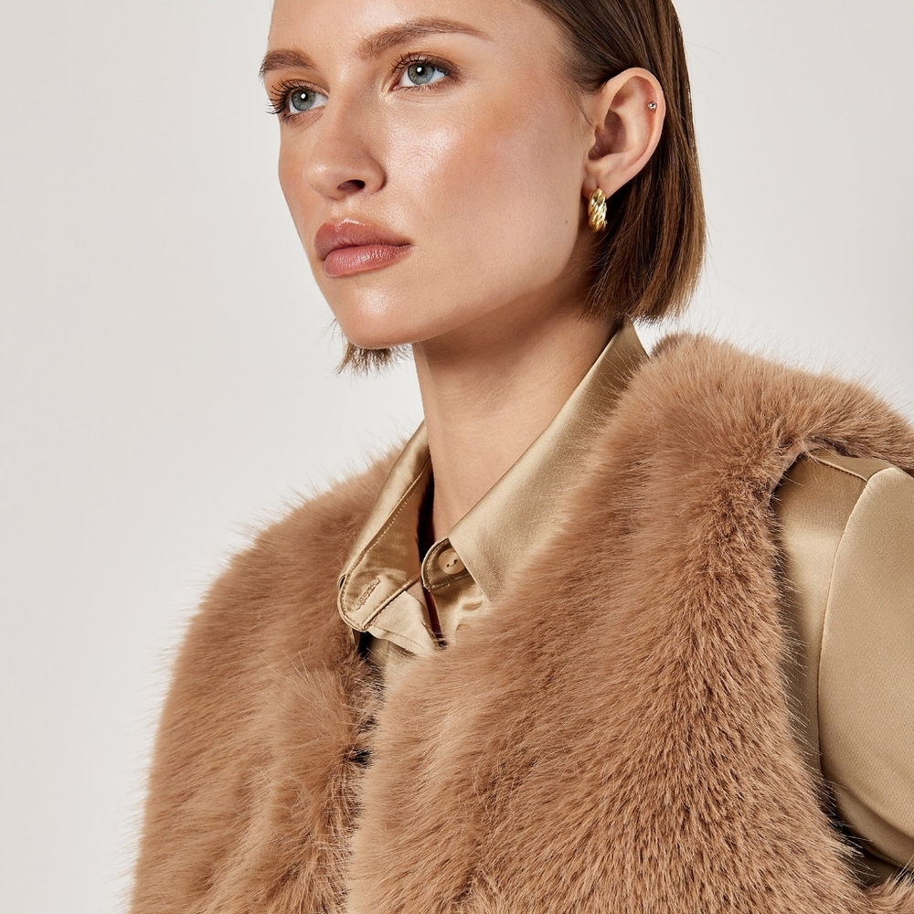 Crop Faux Fur Vest - Picture 6 of 6